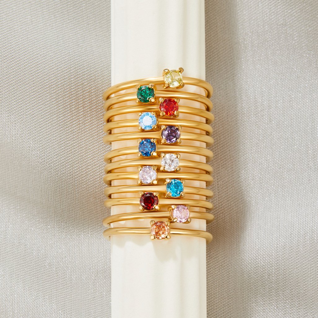 Bague en or avec pierre de naissance